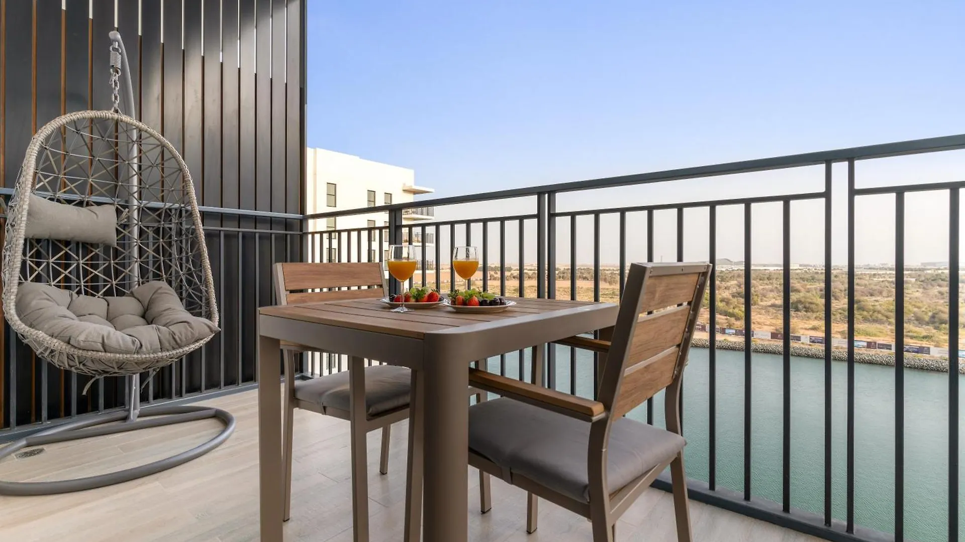 Abu Dhabi Premier Apt -Steps To Ferrari World & Yas Mall