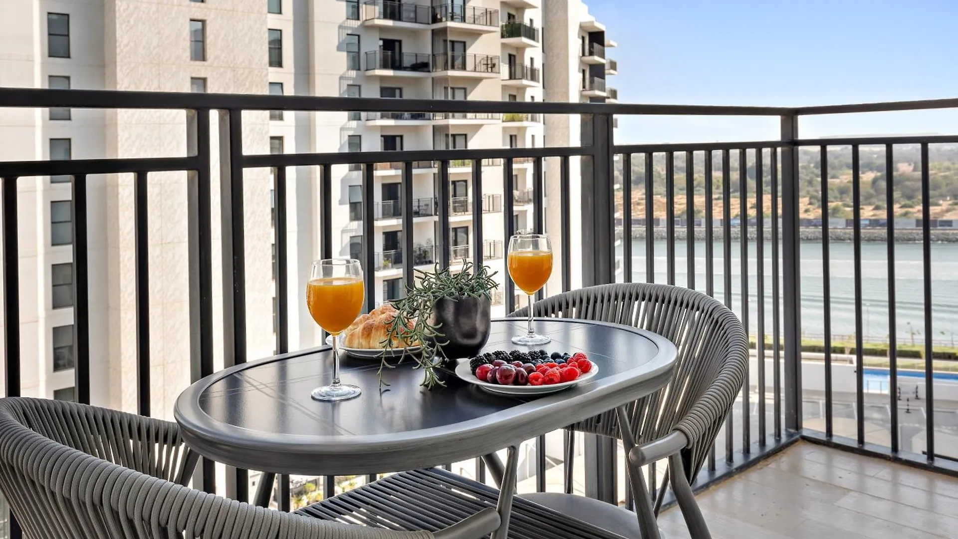 Yas Island Premier Apts By Desert Key - Steps To Ferrari World & Yas Mall